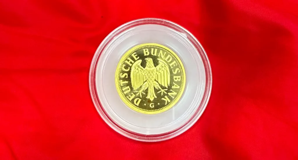 1 DM Goldmünze verkaufen Bochum: Goldmünze 1 Deutsche Mark 2001, 1 DM Goldmünze Wert, 1 DM Goldmünze Ankauf Bochum und kostenlose Bewertung Ihrer Goldmark 2001. - Goldstation Bochum – Goldankauf, Silberankauf, Schmuck & Münzen Ankauf 1 DM Goldmünze verkaufen Bochum: Goldmünze 1 Deutsche Mark 2001, 1 DM Goldmünze Wert, 1 DM Goldmünze Ankauf Bochum und kostenlose Bewertung Ihrer Goldmark 2001.